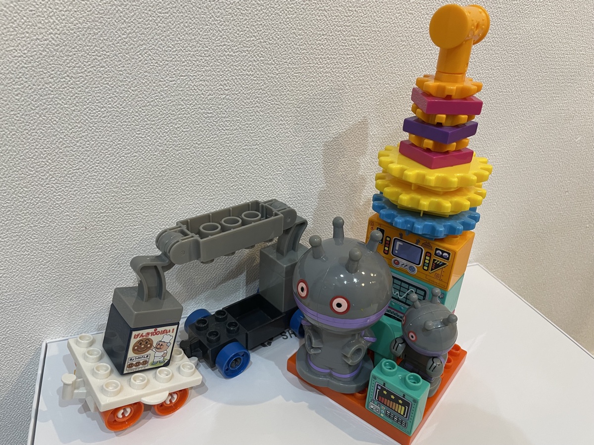 アンパンマンブロックで作ったロケット型の戦闘機